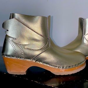 Mini Boden winged clog boots